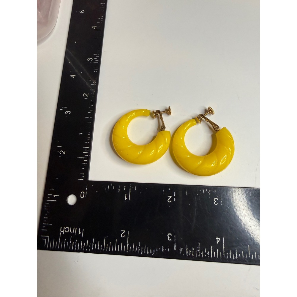 Napier Yellow Resin Twisted Hoop Earrings Gold Tone Screw Back Vintage - Picture 4 of 4